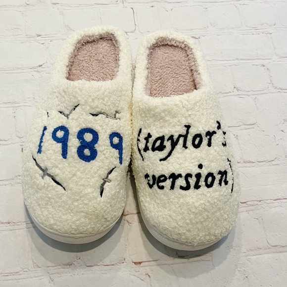 NEW! 1989 Taylor’s version seagull memory foam slippers women’s size 9.5-10 - Picture 3 of 10